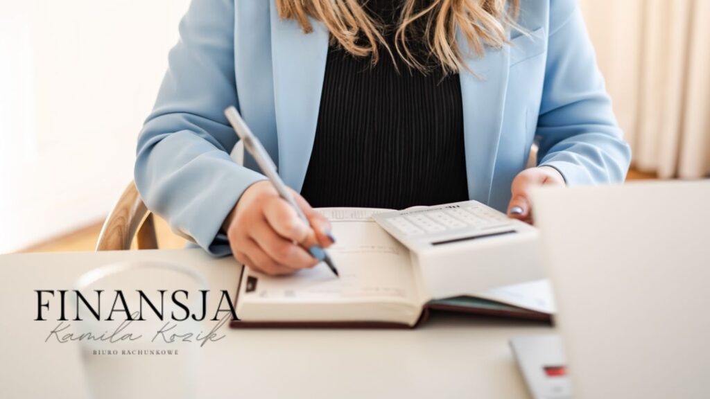 księgowa wystrzegająca się najczęstszych błędów w księgowości małych firm